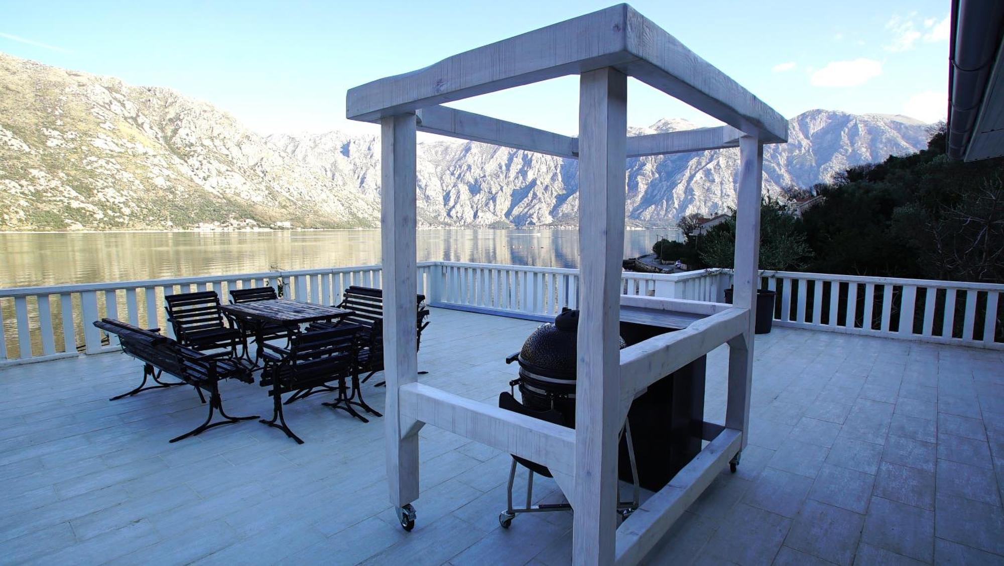 Penthouse Stoliv New Spa-Pool Villa Is Located 5M From The Sea, Exclusive Terrace,Private Jetty Wih Sunbeds, Pebble Beach, Secluded Location Total Area 375M2 At Your Disposal Kotor Extérieur photo